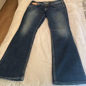 NWT!! Silver Elyse slim bootcut jeans! Dark with slight distressed areas.